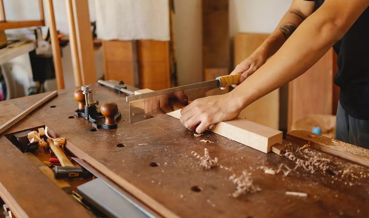 carpintero cortando Muebles para tiendas