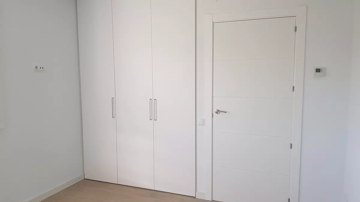 puerta y armarios empotrados blancos Armarios empotrados Logroño
